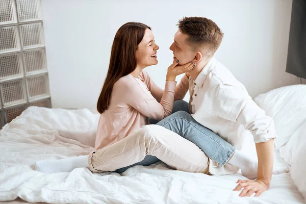 Young attractive man and woman relaxing, embrace — Stock fotografie