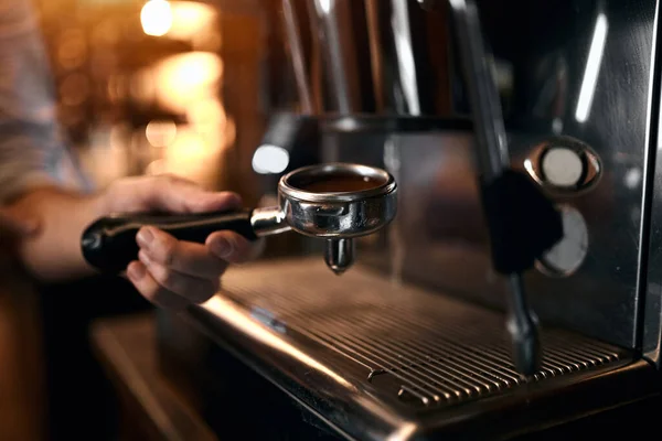 Máquina de café preparando café saboroso fresco . — Fotografia de Stock