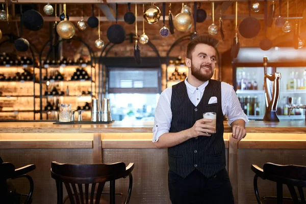 Giovani piacevoli baristi allegri divertirsi sul posto di lavoro — Foto Stock