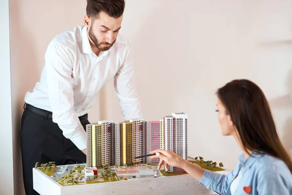Two ambitious achitects review the construction of building — Stock Photo, Image