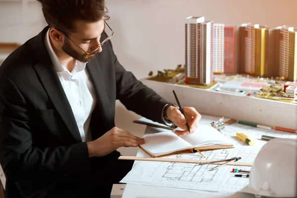 Joven diseñador concentrado en su trabajo —  Fotos de Stock