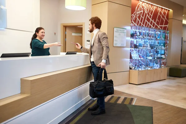 Young handsome businessman arriving at the hotel — Zdjęcie stockowe