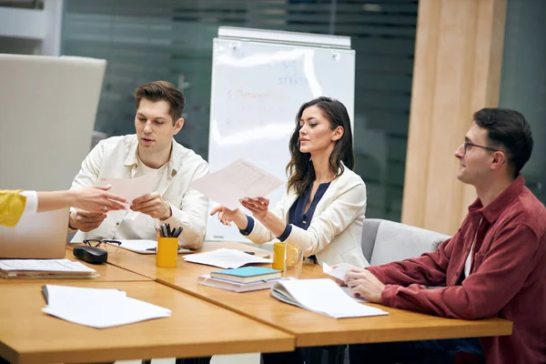 Business people working with paperwork, brainstorming — Φωτογραφία Αρχείου