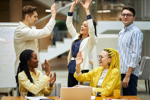 Activo equipo de negocios entusiasta dando cinco — Foto de Stock