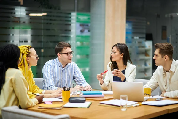 Portrait of happy creative ambitious team talking in office on meeting. — Φωτογραφία Αρχείου