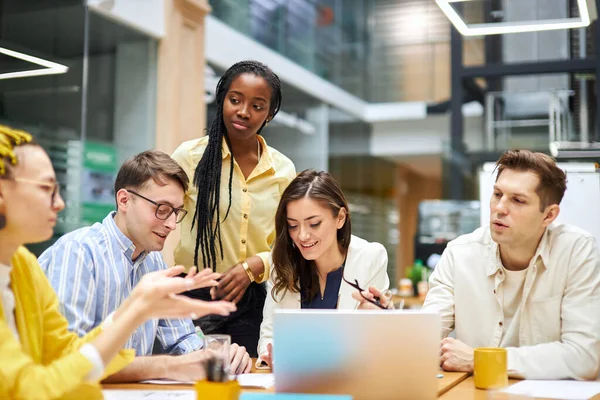 Groupe racial malti de personnes remue-méninges dans la salle de bureau avec intérieur moderne — Photo