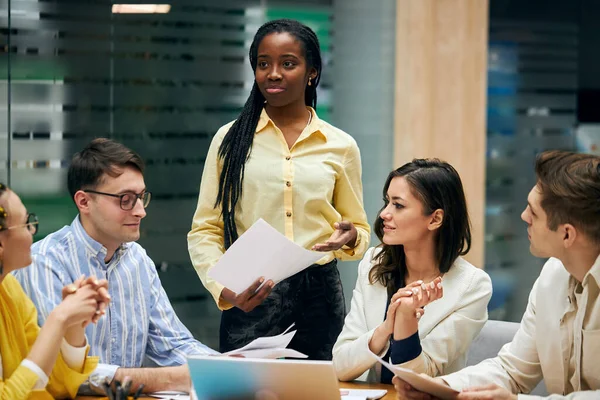 Les jeunes entrepreneurs se préparent, communiquent leurs résultats financiers — Photo