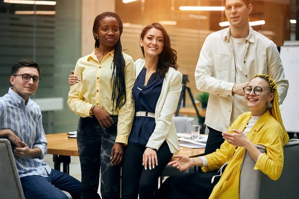 Groep gelukkige succesvolle volwassenen die casual kleding dragen — Stockfoto