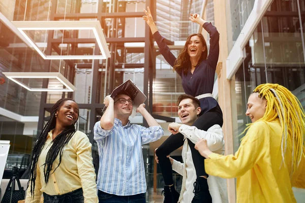 Jóvenes expresando su felicidad, celebrando un acuerdo exitoso — Foto de Stock