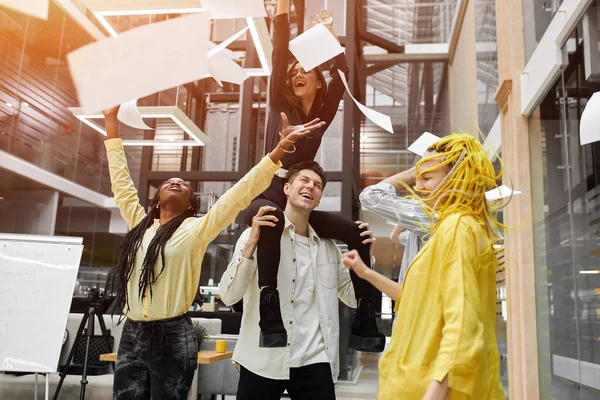 Equipo joven ganar la competencia, tiene mucho dinero — Foto de Stock