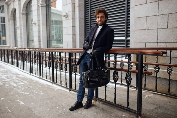 Homme beau et souriant détendu dans des vêtements décontractés de mode posant à la caméra Images De Stock Libres De Droits