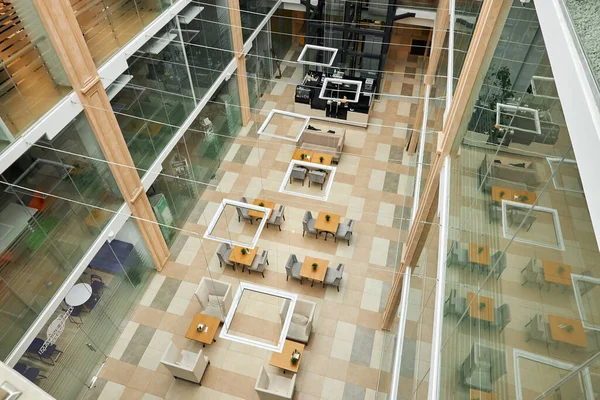 Tavoli e sedie moderni su ristorante o ufficio aperto, vista dall'alto . — Foto Stock