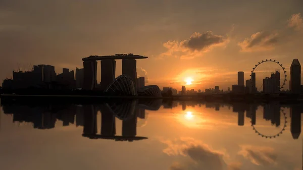 Ville de Singapour skyline au lever du soleil, Singapour est populaire dans la construction — Photo