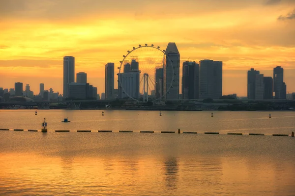 일출에 싱가포르 도시의 스카이라인, 싱가포르는 빌드에 인기 — 스톡 사진