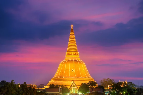 Gran pagoda dorada Phra Pathom Chedi puesta de sol en Nakhon Pathom prov —  Fotos de Stock