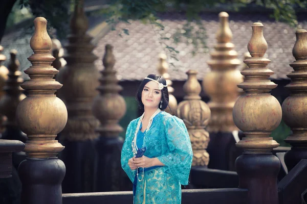 Mujer asiática vistiendo cultura tailandesa tradicional, las mujeres tienen beautif — Foto de Stock