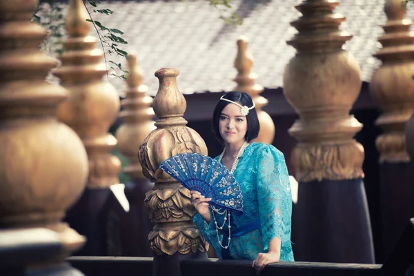 Mujer asiática vistiendo cultura tailandesa tradicional, las mujeres tienen beautif — Foto de Stock