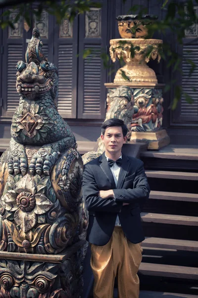 Asiático hombre vistiendo tradicional traje cultura tailandés, un hombre estaba de pie — Foto de Stock