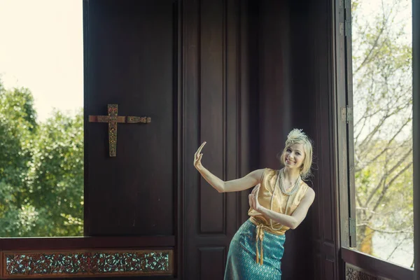 Mujer asiática vistiendo la cultura tailandesa tradicional, una mujer es danza o — Foto de Stock