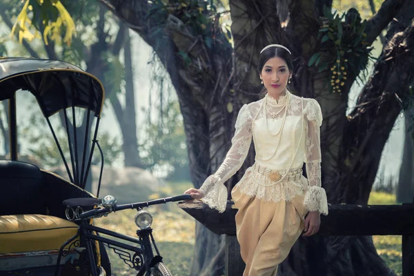 Mujer asiática vistiendo la cultura tailandesa tradicional, Tailandia —  Fotos de Stock