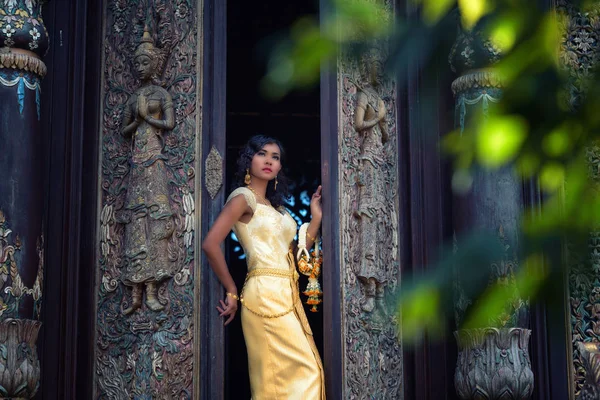 Mulher asiática vestindo cultura tailandesa tradicional, as mulheres têm beautif — Fotografia de Stock
