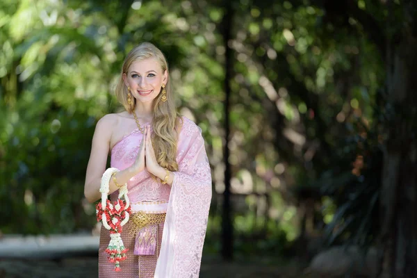 Mujer asiática vistiendo cultura tailandesa tradicional, las mujeres tienen beautif — Foto de Stock