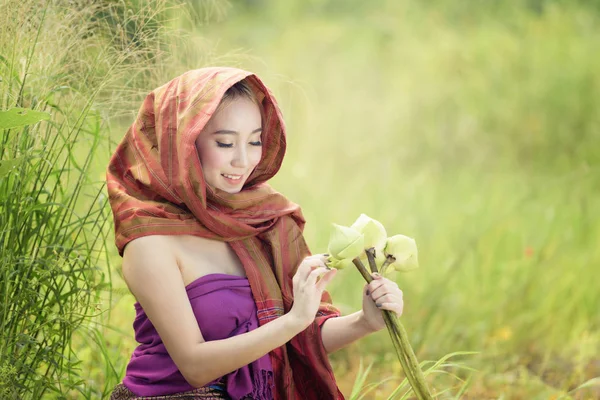 Asyalı kadın giyiyor geleneksel Tay kültür, kadınların güzel olur.