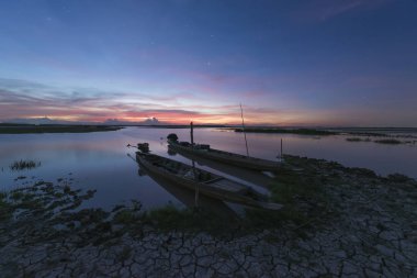 güzel gün batımı tekne nehre