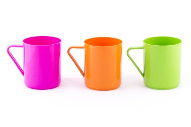 Üç plastik cam beyaz arka plan üzerinde renkli 
