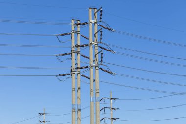 yüksek gerilim elektrik mesaj mavi gökyüzü ile