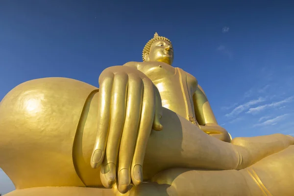 Grande Buda Dourado em Wat Muang em Ang Thong, Tailândia — Fotografia de Stock