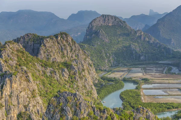 Montaña vista superior en la provincia de Prachuap Khiri Khan — Foto de Stock