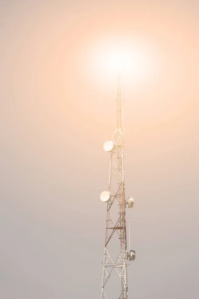 Antenne parabolique réseau de télécommunications — Photo