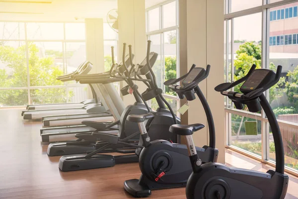 Üst üste bir spor salonunda antrenör çapraz eliptik 