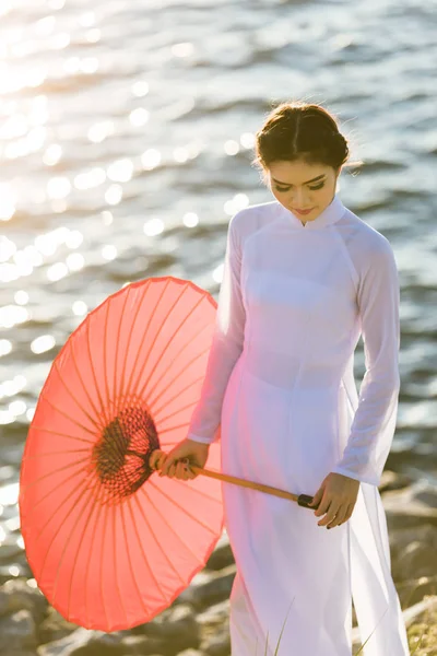 Vietnam kültür geleneksel güzel kadınla 