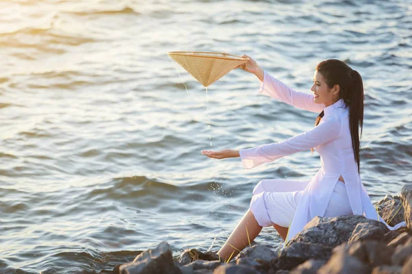 Hermosa mujer con la cultura de Vietnam tradicional con st vintage — Foto de Stock