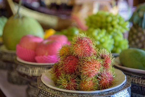 Frukter för erbjudanden i traditionella Thailand — Stockfoto