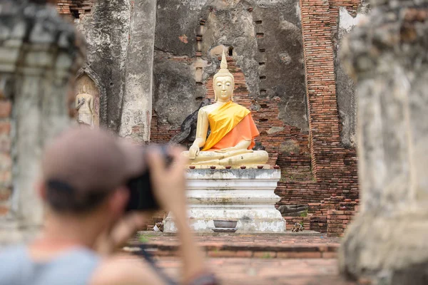 Borrón phptography tomar foto buddha sentarse en la pared de área viejo se rompe — Foto de Stock
