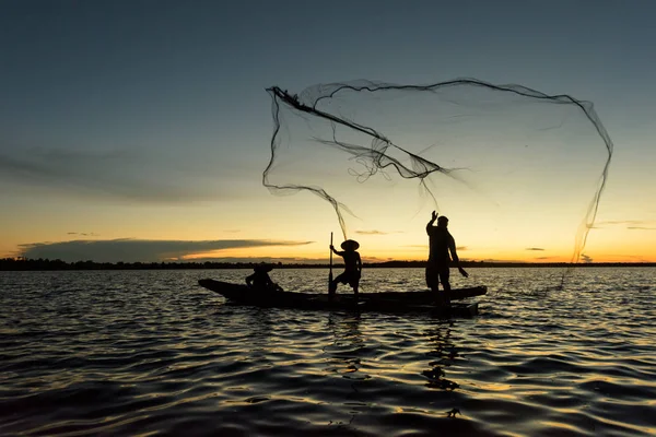 Silhueta de pescador tradicional jogando lago de pesca líquido em — Fotografia de Stock