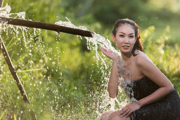 Asiatisk kvinna bär traditionell thailändsk kultur ta en baht Royaltyfria Stockbilder