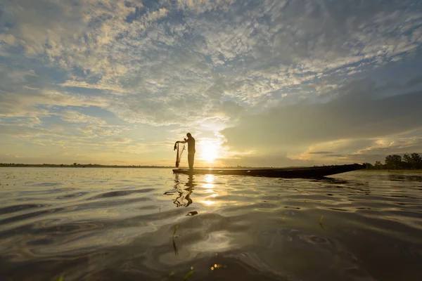 投げ網漁湖の伝統的漁師のシルエット — ストック写真