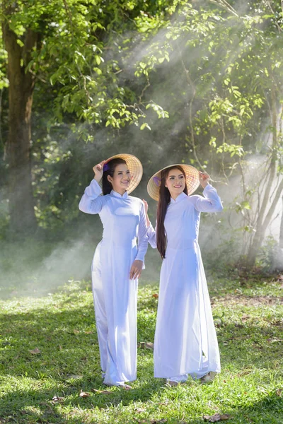 Vietnam kültürü ile vintage st geleneksel ile güzel kadın