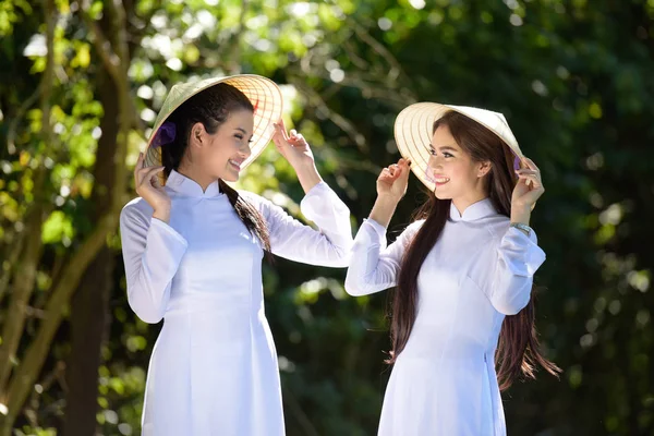 Hermosa mujer con la cultura de Vietnam tradicional con st vintage —  Fotos de Stock