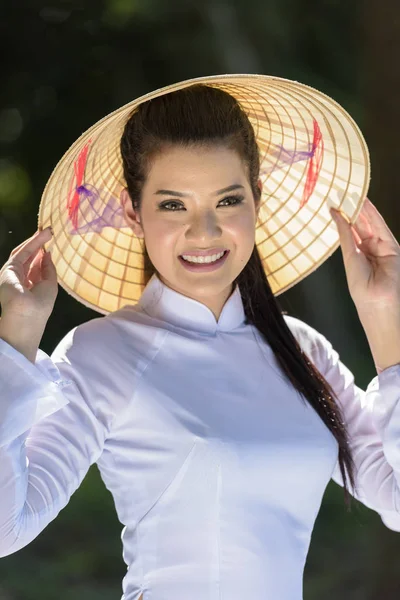 Hermosa mujer con la cultura de Vietnam tradicional con st vintage — Foto de Stock