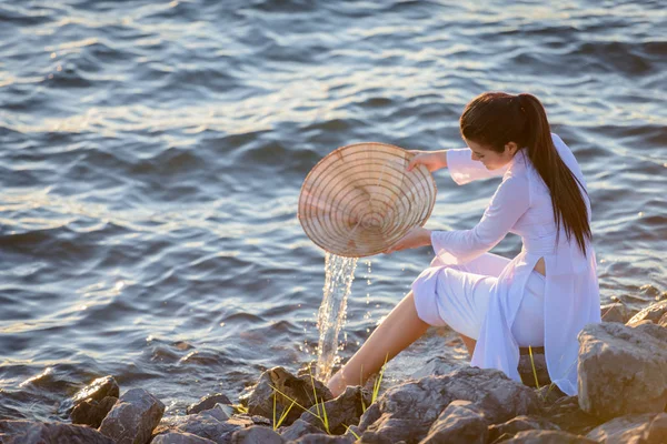 Vietnam kültürü ile vintage st geleneksel ile güzel kadın