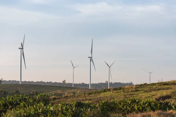Výroba větrné energie, větrné elektrárny, zemědělské půdy a zemědělských — Stock fotografie