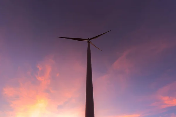 风力发电，风力涡轮机对农田和农业 — 图库照片