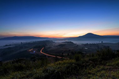 Parlayan sıcak gündoğumu, dramatik Parlatıcı siluet ağaç renkli sıcak dağ yukarıda güzel yeşil tepeler 