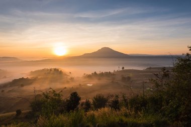 Güzel yeşil parlayan sıcak gündoğumu, dramatik Parlatıcı silhou hills