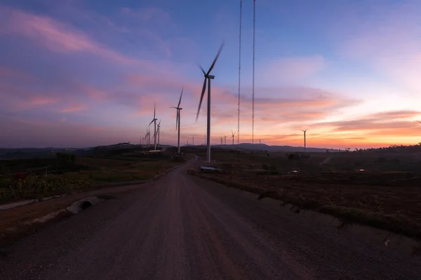 Výroba větrné energie, větrné elektrárny, zemědělské půdy a zemědělských — Stock fotografie